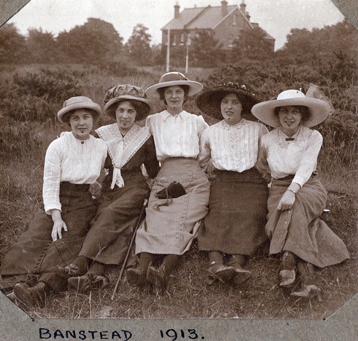 1913 Ladies at unknown location